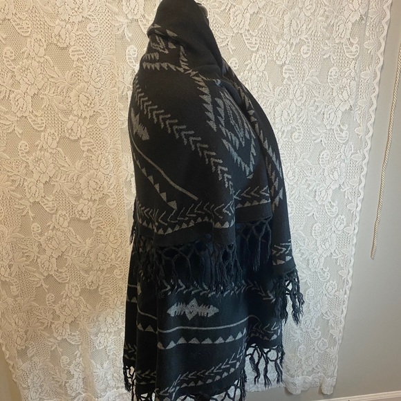 Western Style Fringed Bottom Layered Poncho - Picture 4 of 7